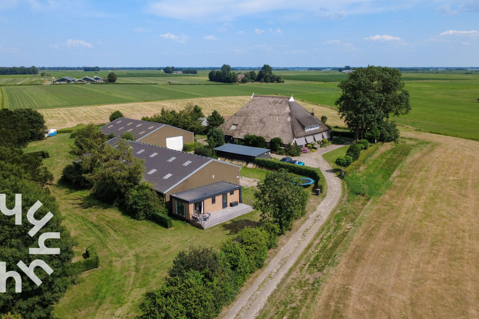 Luchtbeeld van de camping en de omliggende velden