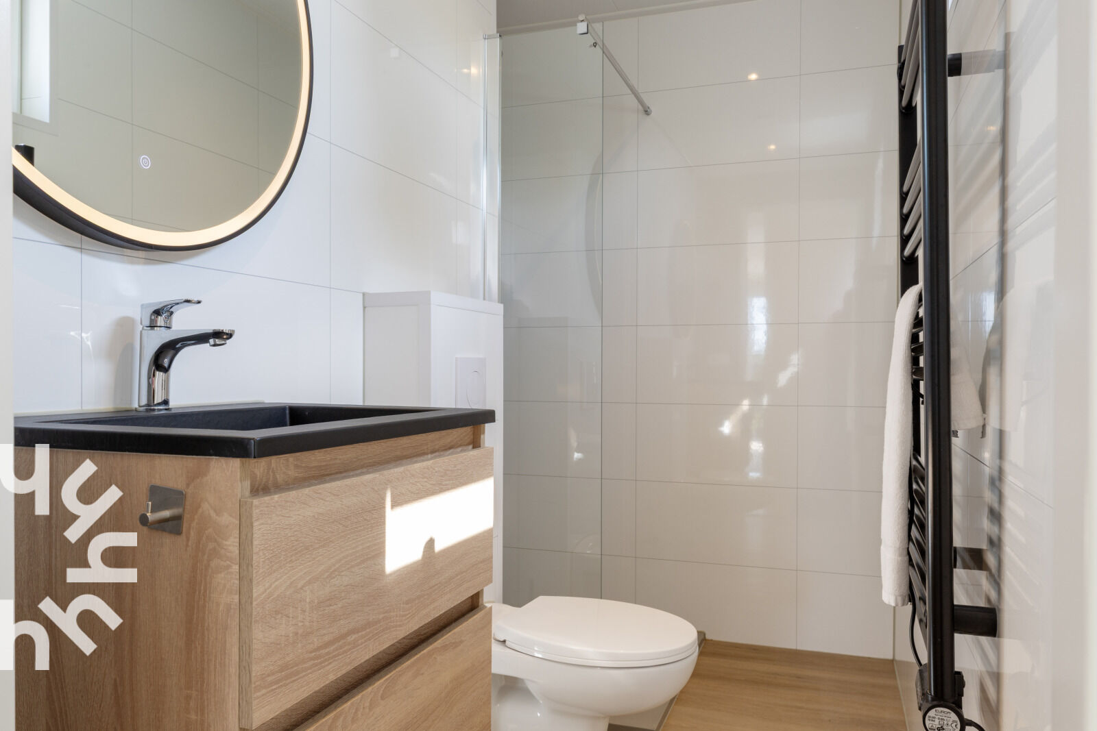 Badezimmer mit Waschbecken und ebenerdiger Dusche