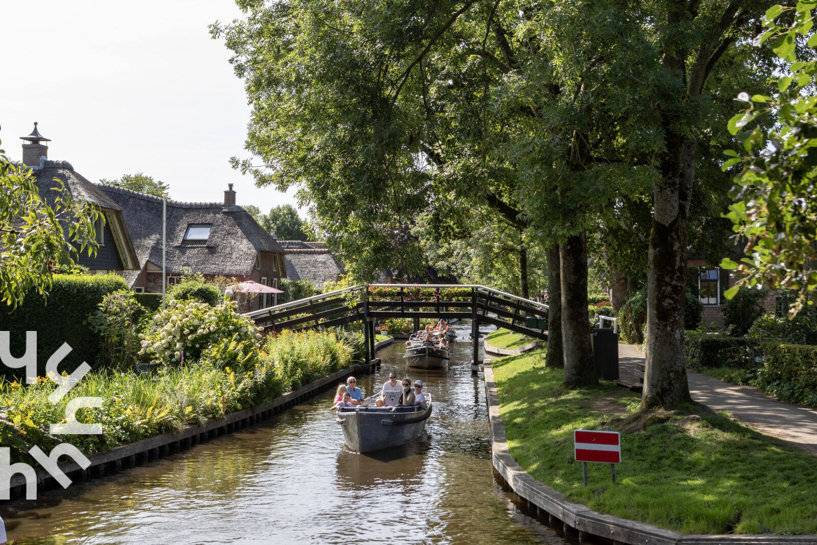 Gracht met bruggetje in de Weerribben-Wieden