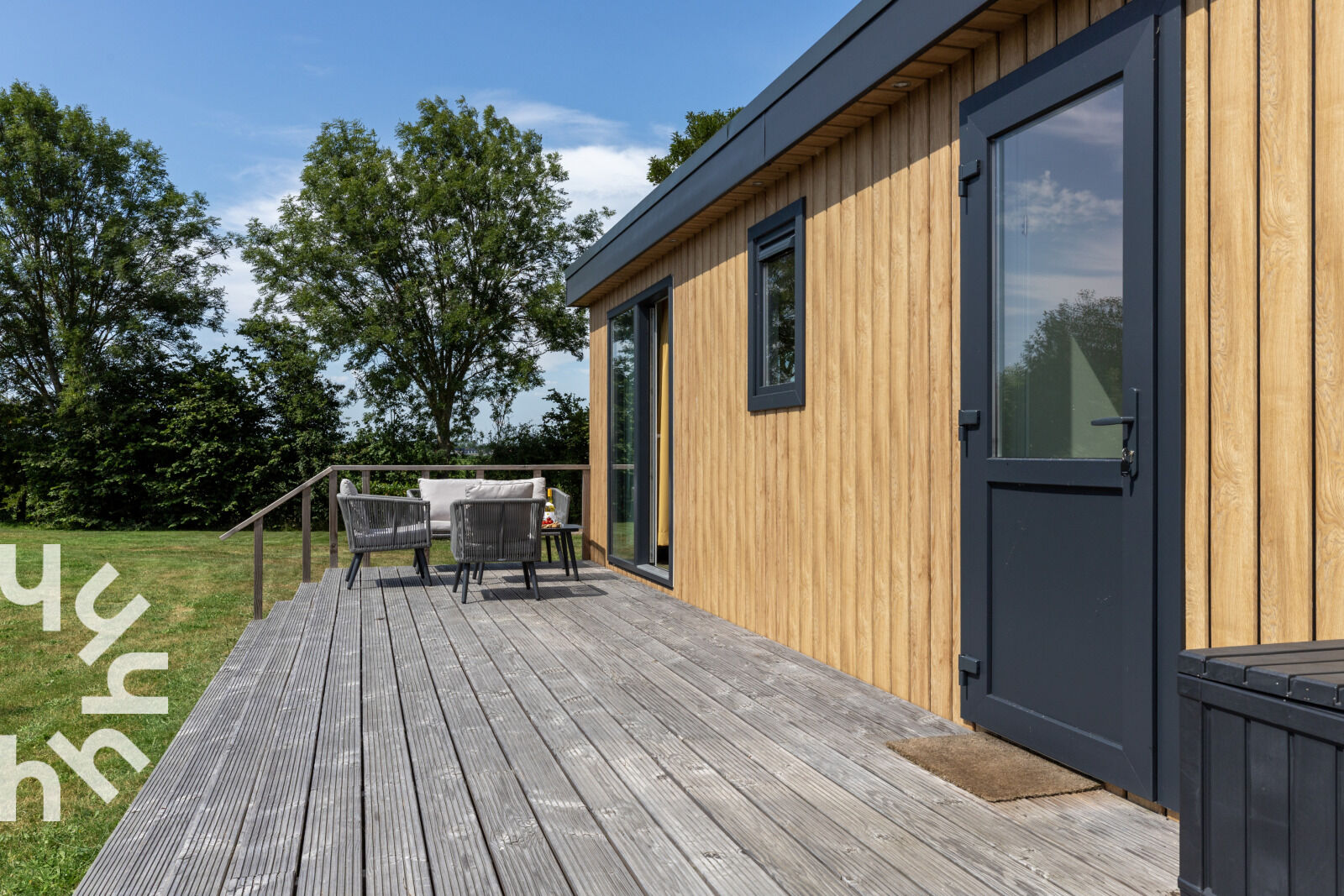 Das Holzterrasse und die Wiese am Chalet