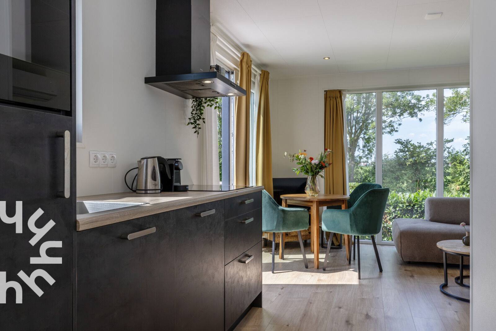Küche mit dunklen Schränken und Holz-Arbeitsplatte