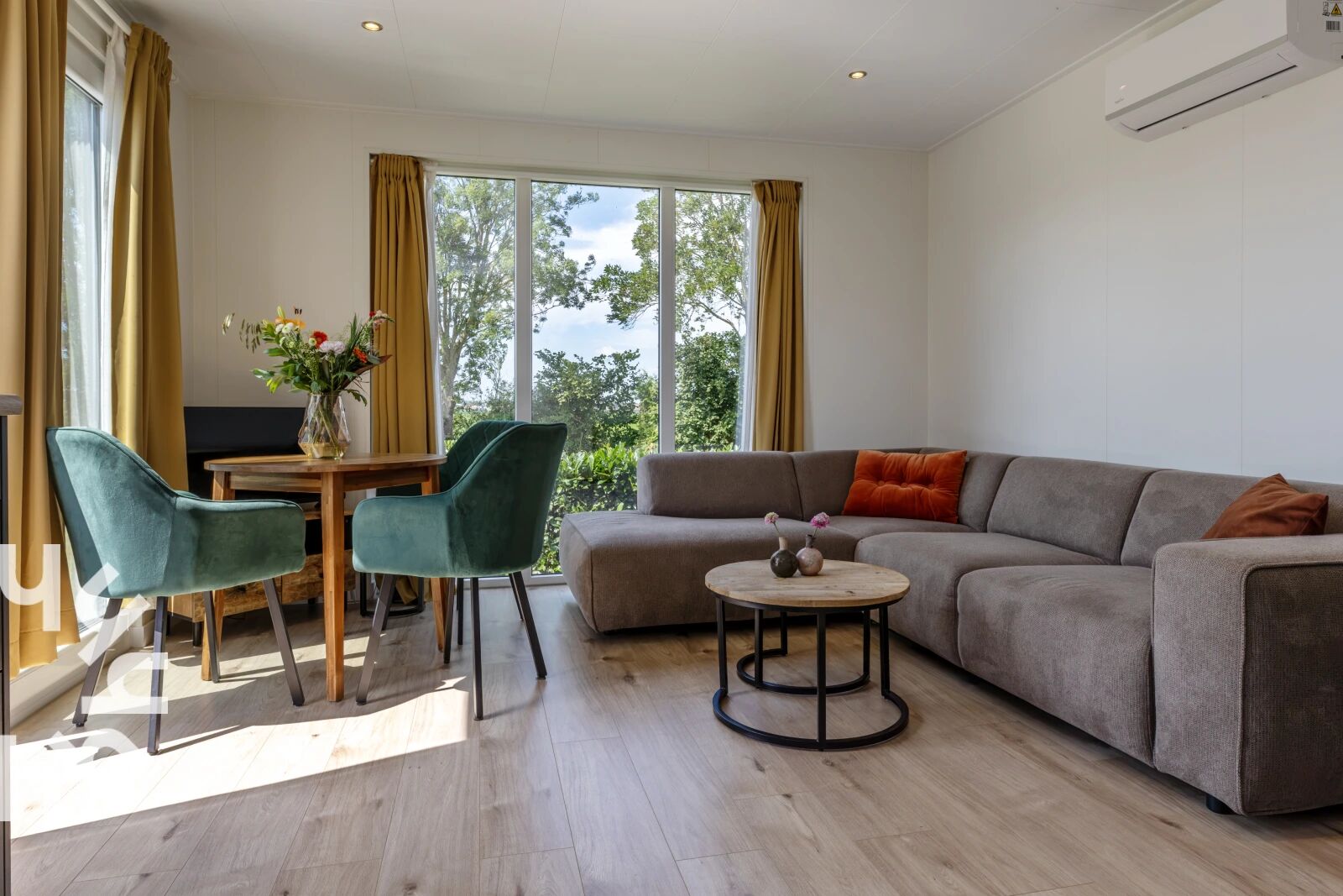 Wohnzimmer mit Eckbank und Essbereich