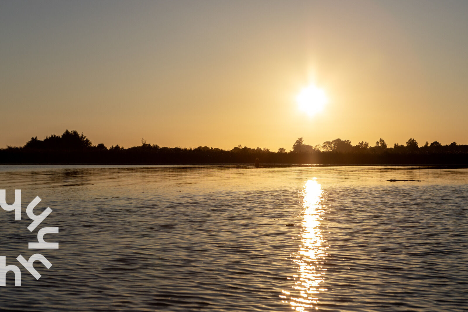 Zonsondergang boven het water