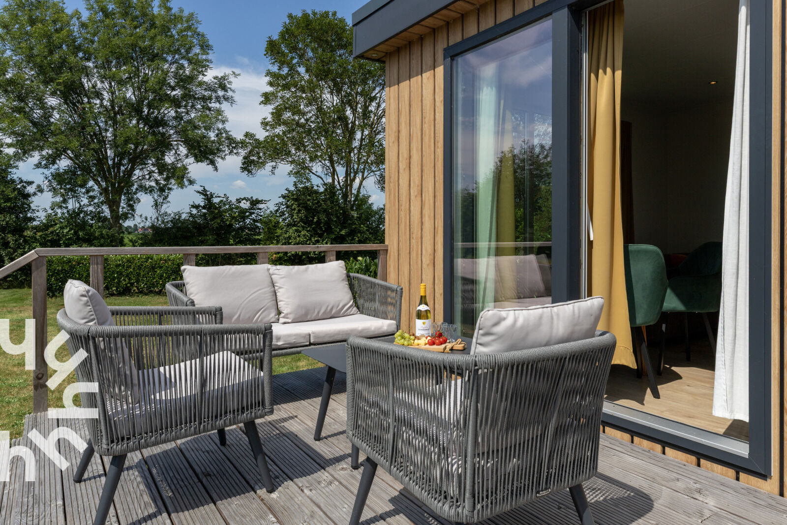 Terrasse mit Gartenmöbeln auf dem Holzterrasse